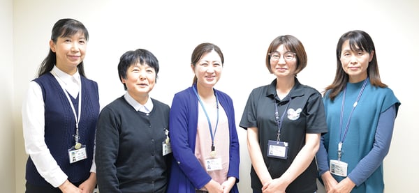 南越前町 保健福祉課 地域包括支援センターのみなさん。左から、坂井好美さん（課 長）、松浦真由美さん、大久保英利子さん、堀多賀子さん、窪田靖子さん。